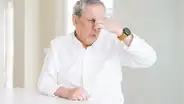 Científicos confirman que el "olor a viejito" sí existe y no se debe a una mala higiene: conoce cómo evitarlo al envejecer