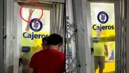 Cliente se queda encerrado en cajero de banco y usuarios reaccionan: “Lo atrapó el dinero”