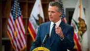 Muy buenas noticias en California: Gavin Newsom firma histórica ley que cambiará radicalmente la venta de bebidas alcohólicas