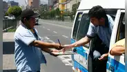 ¿Qué son los dateros y por qué gritan números a los conductores en las calles de Lima?