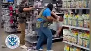 ICE lo electrocuta con pistola taser: inmigrante hispano es tirado al suelo y detenido en un Walmart de Nuevo México