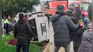 Combi informal se vuelca tras ir en sentido contrario en Independencia: deja 14 heridos y cámaras registran accidente