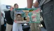 Inmigrantes y la mala noticia en EEUU: qué necesita el gobierno de Trump para iniciar proceso de deportación contra un residente permanente