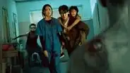 La peculiar película sobre humanos zombis con cara de pez que arrasa en Netflix: ¿de qué trata?
