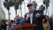 Rafael López Aliaga convierte presentación de trenes en acto político