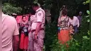 Hallan a mujer rusa viviendo con sus dos hijas dentro de una cueva en la India: "Las serpientes son nuestras amigas"