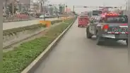 Mototaxi invade carril exclusivo del Metropolitano e intenta escapar de patrullero de la Policía