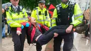 Policía de Londres arresta a 55 manifestantes por sostener carteles de apoyo a los palestinos durante protestas
