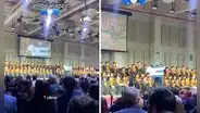 Estudiante muestra su bandera de Alianza Lima durante su graduación y en redes reaccionan: “Toda la vida”