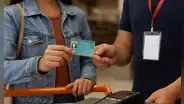 ¿Te piden tu DNI en el centro comercial o un supermercado? Abogado explica el motivo y si es obligatorio presentar el documento