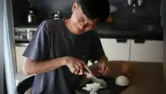 ¿Por qué lloramos al cortar cebollas? Un estudio científico revela qué cuchillo utilizar y cómo evitar las lágrimas