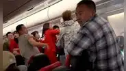 Pasajeros se agarran a golpes durante vuelo a China porque no dejaban de hablar al apagar las luces: "Quiero dormir"