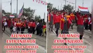 Delegación de alumnos extranjeros se hace presente en desfile escolar y son la sensación en redes: "Los queremos mucho"