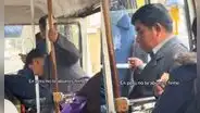 Cobrador de combi es la sensación en redes al usar terno en sus horas de trabajo: "Calle pero elegante"