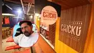 Chef peruano triunfa en Colombia gracias al pollo a la brasa: empezó dando muestras gratis y ahora tiene un exclusivo restaurante en Bogotá