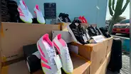 Delincuentes abandonan 50 cajas de zapatillas que fueron robadas en Tacna