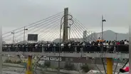 Intensa aglomeración de personas bloquea puente Rayito de Sol en vísperas de Fiestas Patrias en Lima