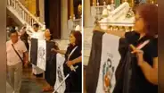 Peruanos alzan bandera de luto en misa convocada por Embajada de Perú en Madrid: "No hay Fiestas Patrias con un gobierno asesino"