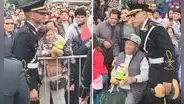 Agentes de la Policía emocionan al regalar ositos de peluche a niños y adultos mayores en la Gran Parada Militar 2025