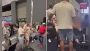 Hombre se hace viral tras agredir a pasajera que ocupó una silla en el aeropuerto 'El Dorado' de Colombia: "se levanta o la levanto"