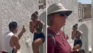 Novio pide matrimonio a su pareja, pero video se arruina por 2 turistas y redes estallan: "Los primeros segundos fueron mágicos"