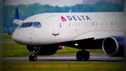 Vuelo de Delta con 275 pasajeros hace aterrizaje de emergencia en EEUU tras fuertes turbulencias: accidente deja 25 hospitalizados