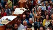 Hombre que sobrevivió a la muerte participa en insólito ritual de procesión de ataúdes en agradecimiento: "Tenía el hígado reventado"