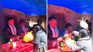 Adulta mayor conmueve al llegar a boda en el Cusco con una bolsa llena de choclos para regalar a pareja: novia le besó sus manos