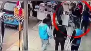 Cámaras de seguridad captan a mototaxistas que se enfrentan a cuchillazos para 'ganar' pasajeros en plena vía pública de Cañete