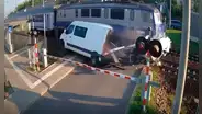 Tren a toda velocidad destroza una furgoneta que intentaba cruzar riel y conductor se salva de milagro en Polonia