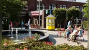 Hogeweyk: el pueblo de Holanda donde personas con Alzheimer viven libres, sin dinero real y con enfermeros encubiertos