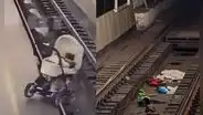Bebé se salva de milagro en Rusia tras caer su carriola a las vías del tren y quedar hecha pedazos