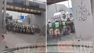 Policías intentan mover en grupo un tráiler con carga y el video se vuelve viral: "Jutsu de clones"