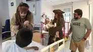 La emotiva visita de Johnny Depp como Jack Sparrow a un hospital oncológico: niños con cáncer volvieron a sonreír junto al actor