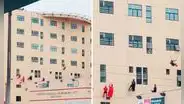 Hombres disfrazados de superhéroes trepan edificio de INSN de San Borja y le dan sorpresa a pacientes por el Día del Niño
