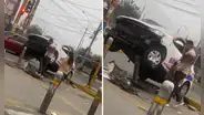 Vehículo de escuela de manejo se estrella contra poste de seguridad y queda suspendido en avenida Carlos Izaguirre