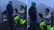 Volcán entra en erupción en el preciso momento que hombre se arrodilla para pedir matrimonio: video se volvió viral en redes