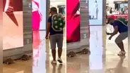 Joven pasea a sus tortugas en centro comercial y causa sensación en redes: "No se te vayan a escapar"