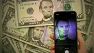 La técnica infalible que puedes usar con la cámara del celular para detectar billetes falsos en 2025