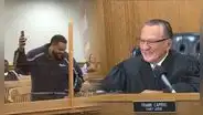 El emotivo gesto del juez Frank Caprio con un inmigrante latino que no sabía inglés: redujo su multa por bailar bachata