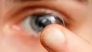 Científicos de China crearon unos lentes de contacto para ver en la oscuridad y con los ojos cerrados