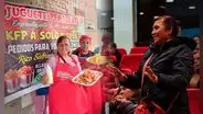 Peruana lidera olla común en Ate que brinda ayuda a personas de Huaycán y por las noches vende pollo frito inspirado en KFC