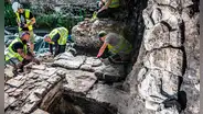 Arqueólogos descubren la tumba de un caballero medieval del siglo XIII bajo una heladería en Polonia