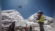 Tecnología al rescate del Everest: drones combaten la basura en la cima del mundo