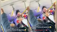 Bus va lleno y cobradora se sube al barandal para pedir el pasaje: "Al estilo Spider-Man"