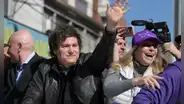 Evacúan a Javier Milei tras ataque a su caravana con piedras y botellas durante un acto de campaña en Argentina