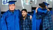 El conmovedor gesto de un estudiante que adelantó su graduación para que su padre con cáncer terminal pueda asistir en EEUU