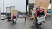 Delivery sorprende al trasladar un televisor en su motocicleta y usuarios bromean: "Servicio premium"