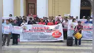 Docentes de institutos tecnológicos cumplen 16 días de huelga indefinida con plantón en la catedral de Chiclayo