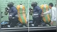Repartidor sorprende al pegarse mercadería a su cuerpo y usuarios bromean: "O llegan juntos o ninguno"